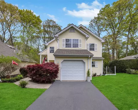 33 Saddlebrook Ct, Middle Island, NY 11953