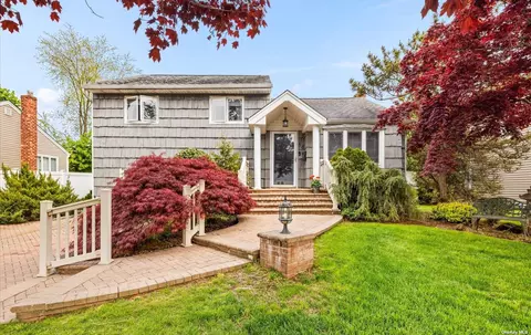 16 Nautilus Ave, Plainview, NY 11803