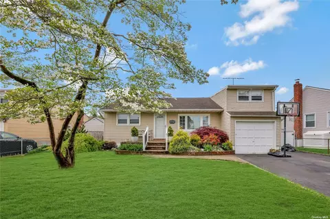 53 Scooter Ln, Hicksville, NY 11801
