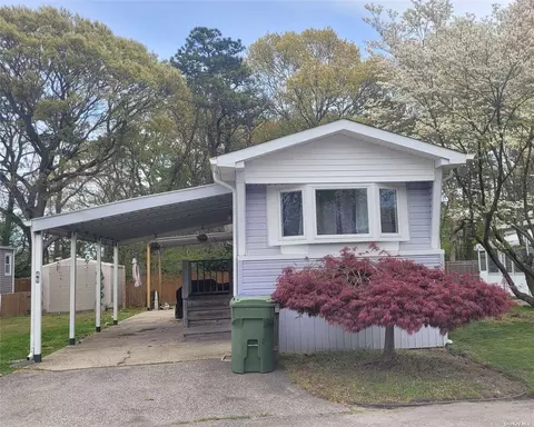 49 Betsy Ross Dr, Bohemia, NY 11716