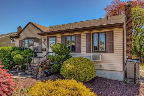 616 Heathcote Rd, Lindenhurst, NY 11757