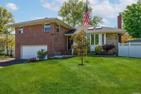 18 Berkley Ln, Syosset, NY 11791