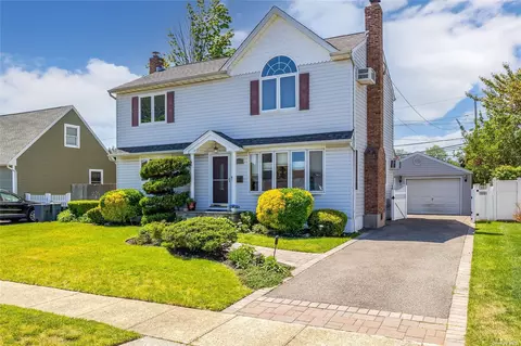 282 Swansdowne Dr, Seaford, NY 11783