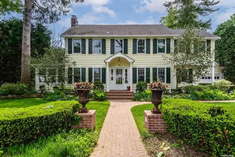 2 Litchfield Rd, Port Washington, NY 11050