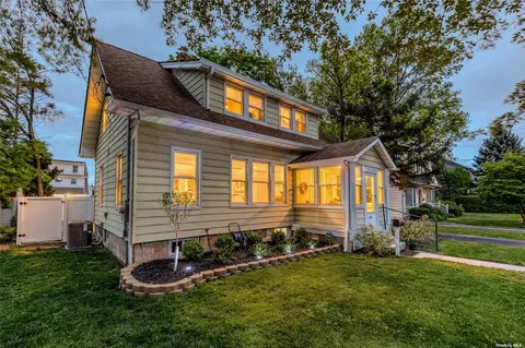 148 Henry St, Westbury, NY 11590