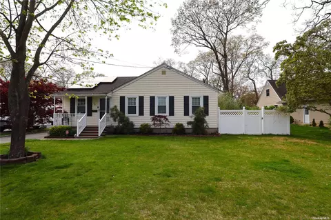 50 Pauchogue Ave, East Islip, NY 11730