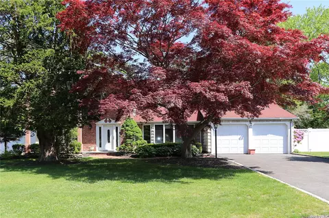 31 Hyde Ln, Coram, NY 11727