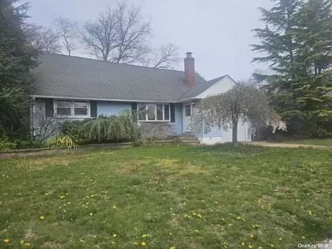 2 Pace Dr, North Babylon, NY 11703