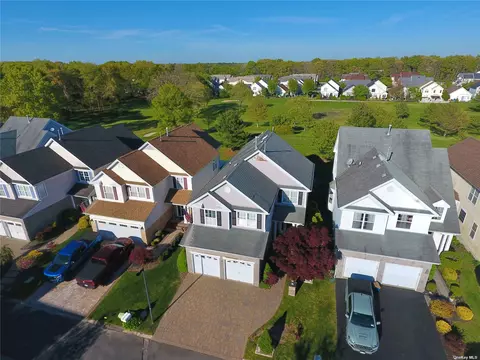 30 Kate Cir #30, Middle Island, NY 11953
