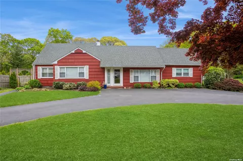 32 Walter St, Holbrook, NY 11741