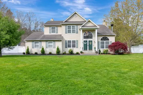 37 Winterberry Dr, Middle Island, NY 11953
