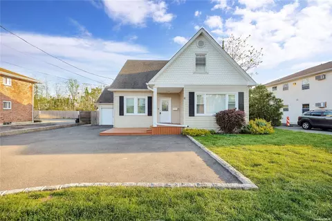 8 Gwynne Ln, Farmingdale, NY 11735