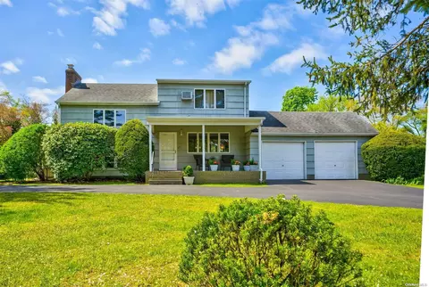 21 Woody Ln, Northport, NY 11768