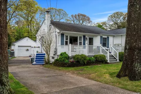 93 Ferndale Ave, Selden, NY 11784