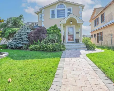 155 Pollok Pl, Syosset, NY 11791