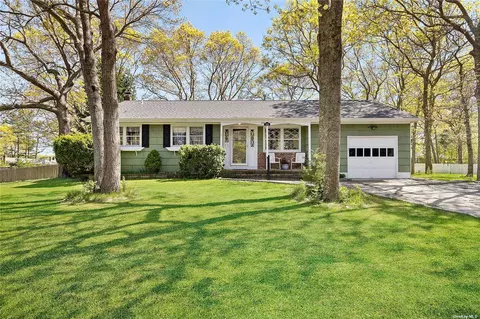 123 W Tiana Rd, Hampton Bays, NY 11946