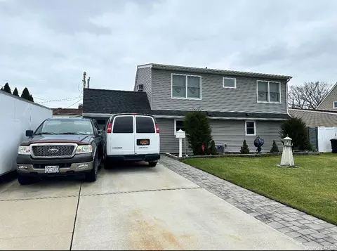 30 Twin Ln, Wantagh, NY 11793
