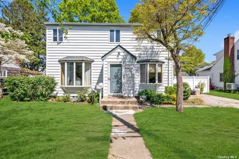 75 Center St, Hicksville, NY 11801