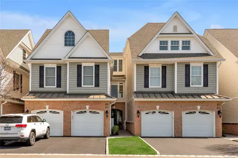 711 Equestrian Way #711, Westbury, NY 11590