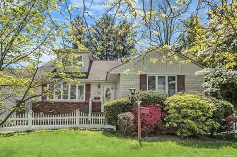19 Hemlock St, Merrick, NY 11566