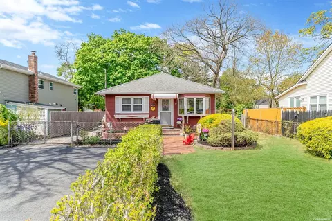 19 Roslyn St, Islip Terrace, NY 11752