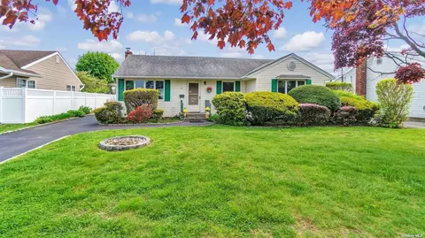 31 Coronet Cres, Bethpage, NY 11714