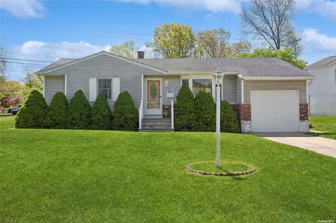 91 Country Village Ln, East Islip, NY 11730