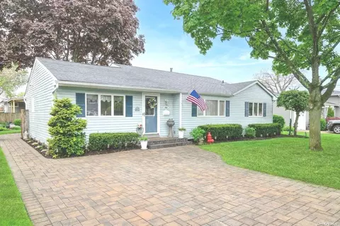 258 W 15th St, Deer Park, NY 11729