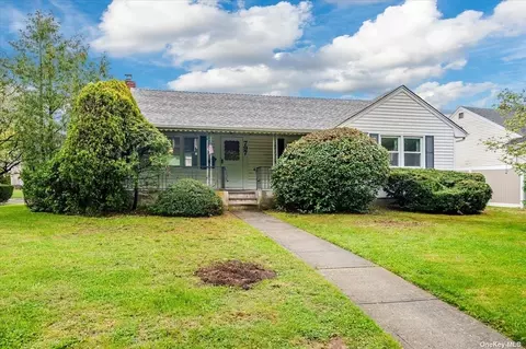 797 Park Dr, Wantagh, NY 11793