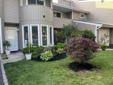 60 Kristin Ln #60, Hauppauge, NY 11788