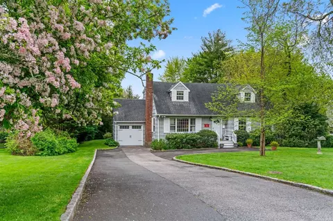 9 Wood Ln, Locust Valley, NY 11560