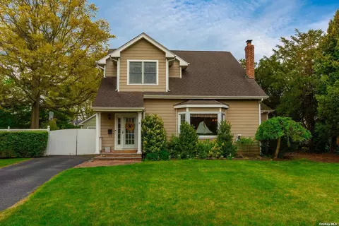 51 Marvin Ln, Islip, NY 11751