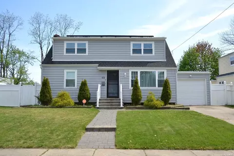 418 17th St, West Babylon, NY 11704