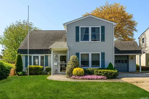 62 Homestead Ln, Levittown, NY 11756