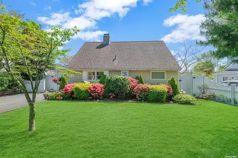 79 Abbey Ln, Levittown, NY 11756