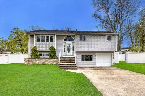 136 Berkeley Ave, Selden, NY 11784
