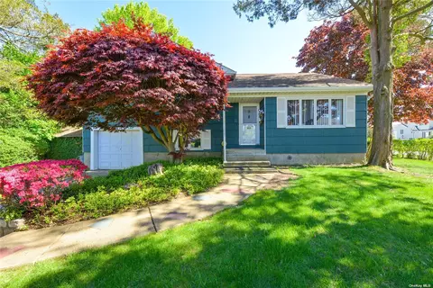 2 Circle Dr, Syosset, NY 11791