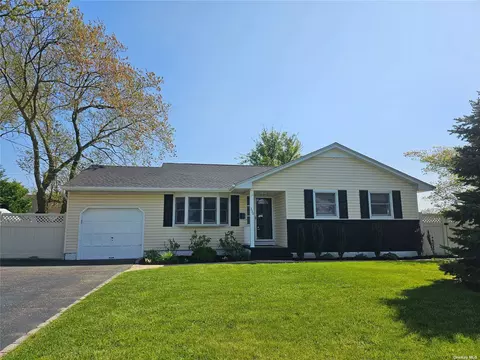 330 Carnation Rd, West Islip, NY 11795