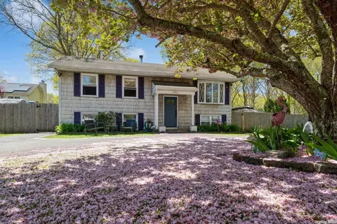 16 Hart Pl, Mastic, NY 11950