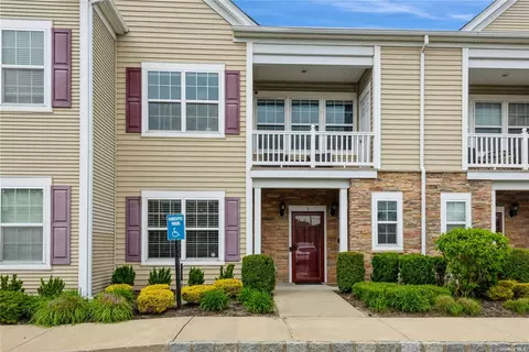 3 Wexford Ln #3, Oceanside, NY 11572