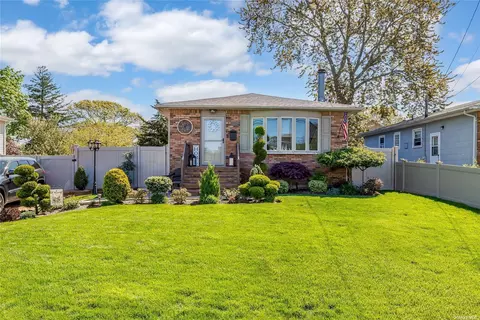 220 Oak Neck Rd, West Islip, NY 11795