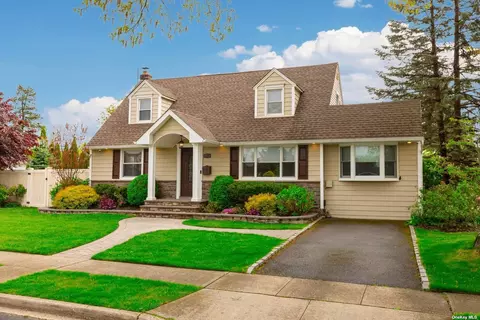 33 Hart St, Farmingdale, NY 11735