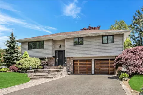 28 Fairway Dr, Old Bethpage, NY 11804