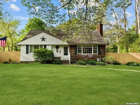 423 N Country Rd, Miller Place, NY 11764