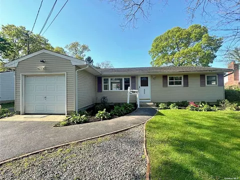 4993 Express Dr, Ronkonkoma, NY 11779