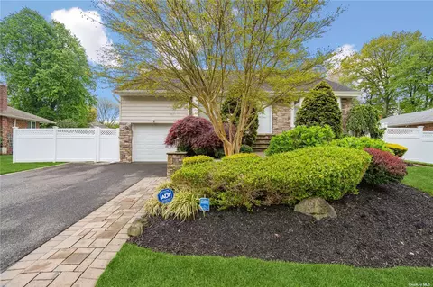 35 Deer Path Ln, Syosset, NY 11791