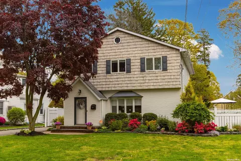 544 Potter Blvd, Brightwaters, NY 11718