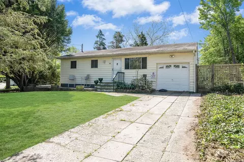 186 Elm Dr, Bay Shore, NY 11706