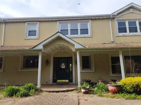 266 Secatogue Ln, West Islip, NY 11795