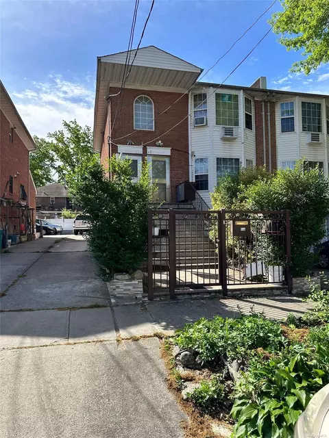 137-42 Geranium Ave, Flushing, NY 11355